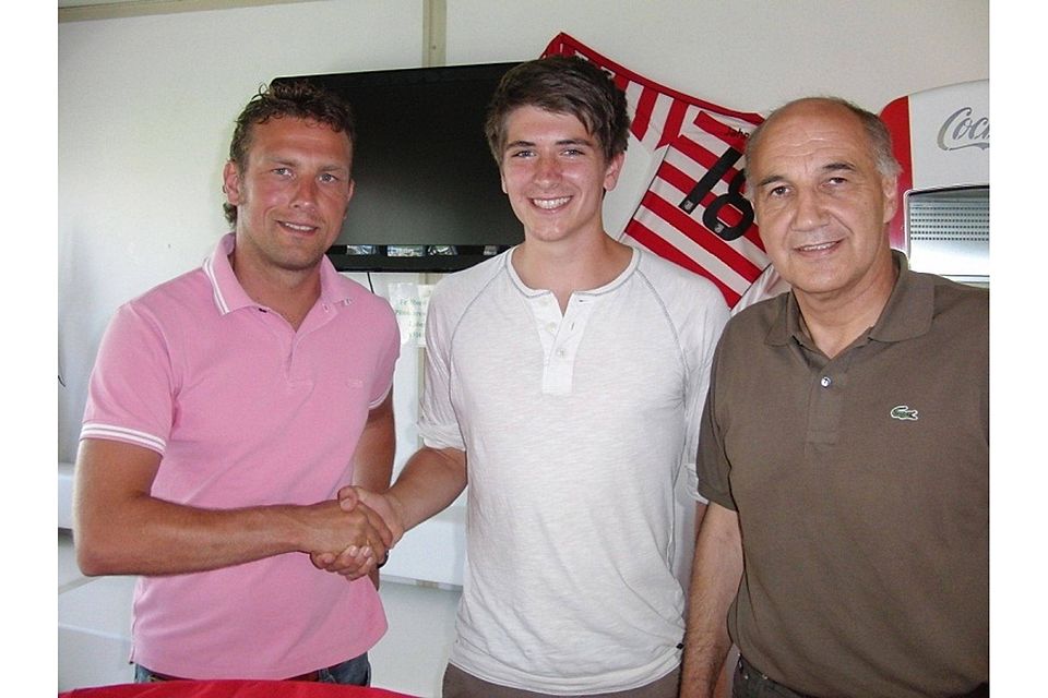 Von links: Markus Weinzierl (Cheftrainer), Jim-Patrick Müller, Franz Gerber (Geschäftsführer) Foto: Müller