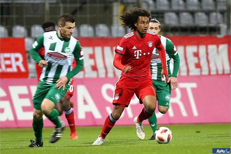 Mit wehendem Afro bald in der Bundesliga? Joshua Zirkzee verbucht seinen ersten Profi-Einsatz.  Weiderer