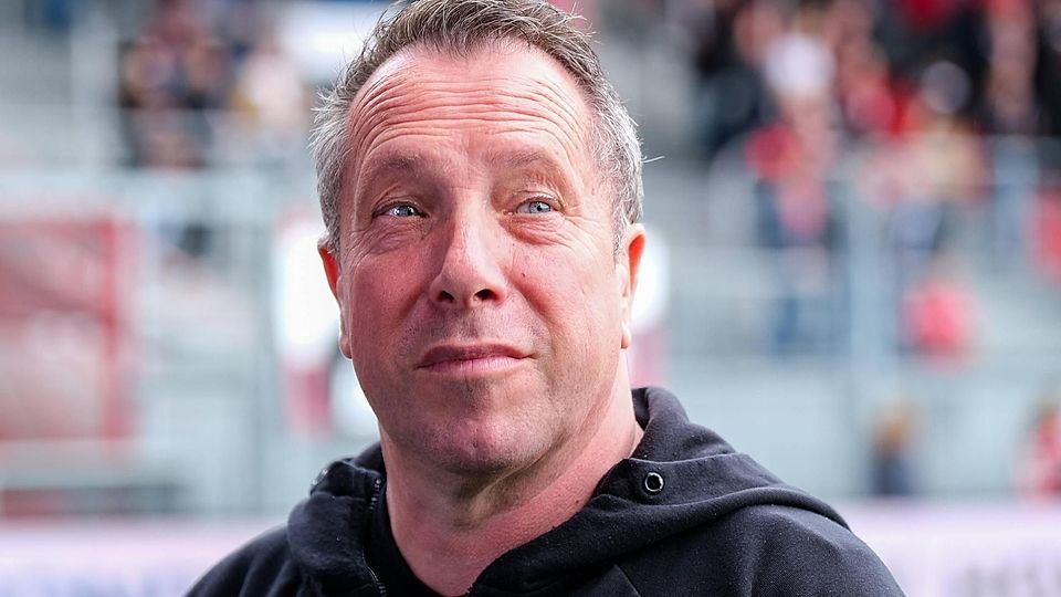 Markus Kauczinski (SV Wehen Wiesbaden, Trainer) beim TV Interview vor der Partie. GER, SV Wehen Wiesbaden