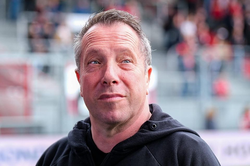 Markus Kauczinski (SV Wehen Wiesbaden, Trainer) beim TV Interview vor der Partie. GER, SV Wehen Wiesbaden