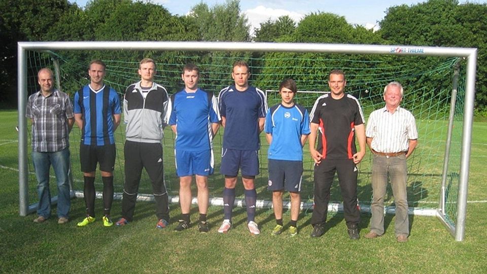 Die SV-Funktionäre Andreas Gruber (l.) und Sepp Ederer (r.) gemeinsam mit Trainer Hartl (2.v.r.) mit den Neuzugängen Fabian Hruby, Marcus Peintinger, Wolfgang Stückl, Stefan Beer sowie Michael Wagner
