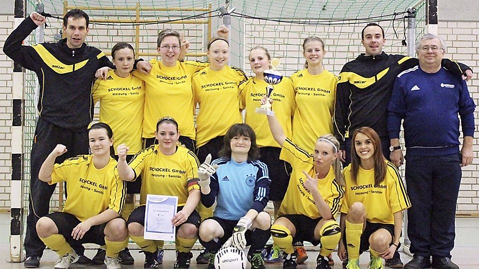Die siegreichen FSV-Frauen mit (v.l.) Spielleiter Andreas Linzmayer, Trainer Bernd Niering und Kreisspielleiter Gerhard Mehl (F.: ali).