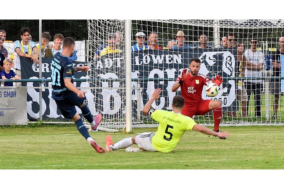 Geiselbullachs Spielertrainer Stefan Held (in Rot) im Spiel gegen den TSV 1860 München. Geiselbullachs Spielertrainer Stefan Held (in Rot) im Spiel gegen den TSV 1860 München.