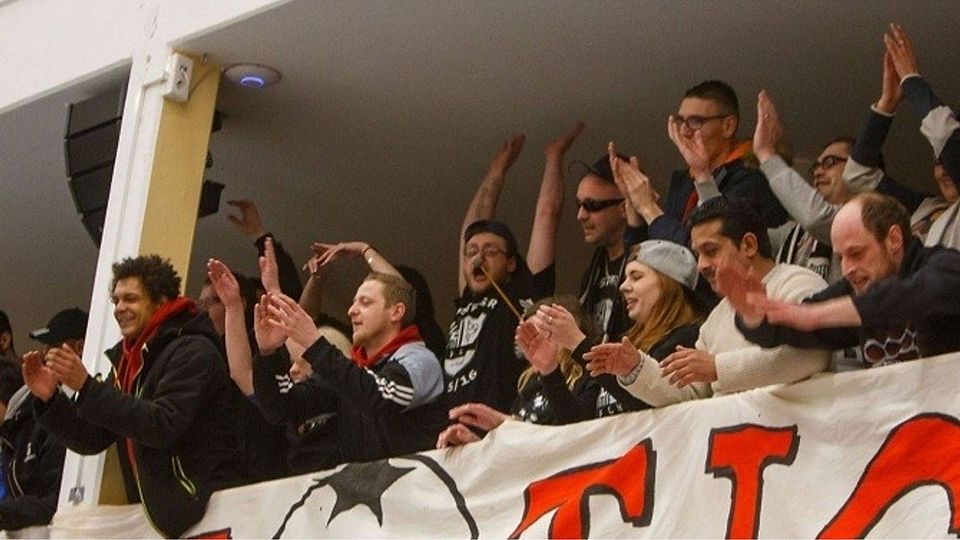 Bis zum Turniersieg und noch weiter: Die "Fanatics" feuerten den FC Herrensee in der Halle lautstark an. Foto: Nemschok
