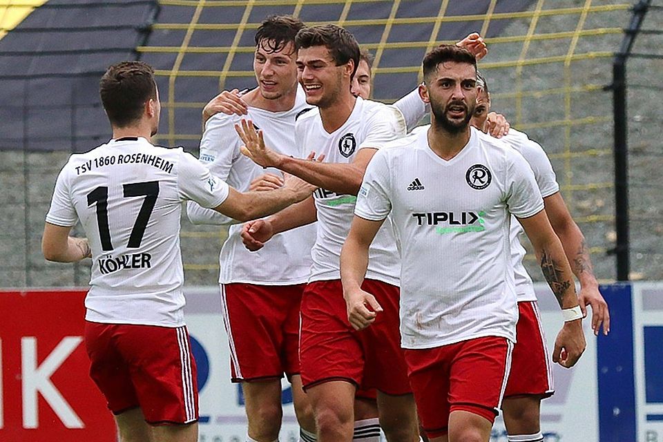 Die Akteure des TSV 1860 Rosenheim dürfen sich über den ersten Heimsieg der Saison freuen. F: Wiedel