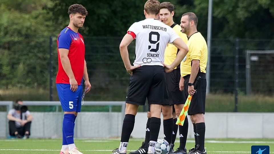 Steht jetzt immer bei der Seitenwahl: Ole Päffgen (l.). 