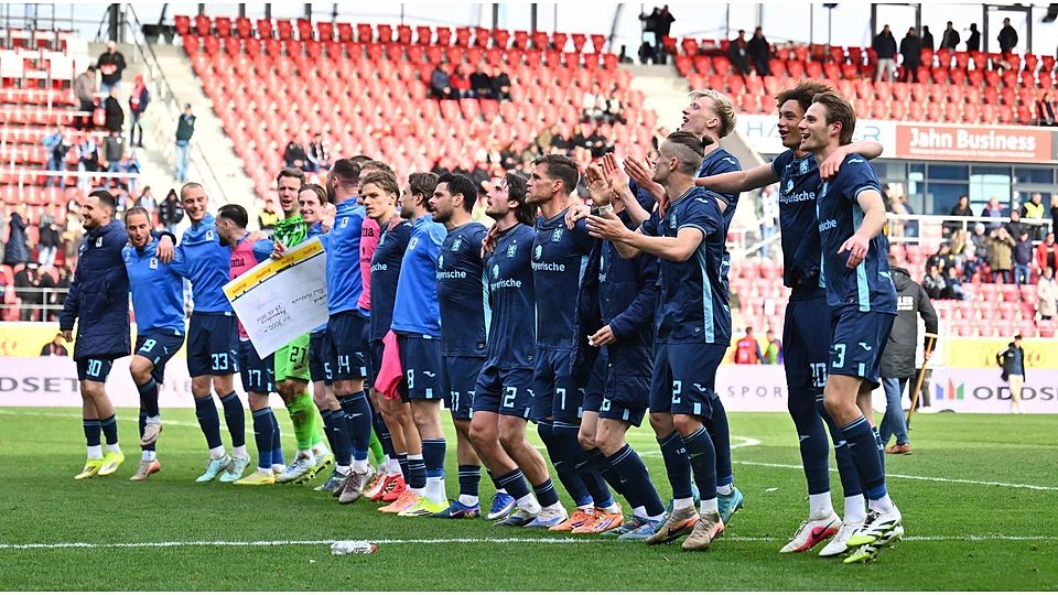 Der TSV 1860 feierte nach nervenaufreibenden 90 Minuten in Regensburg ausgiebig den Finaleinzug.