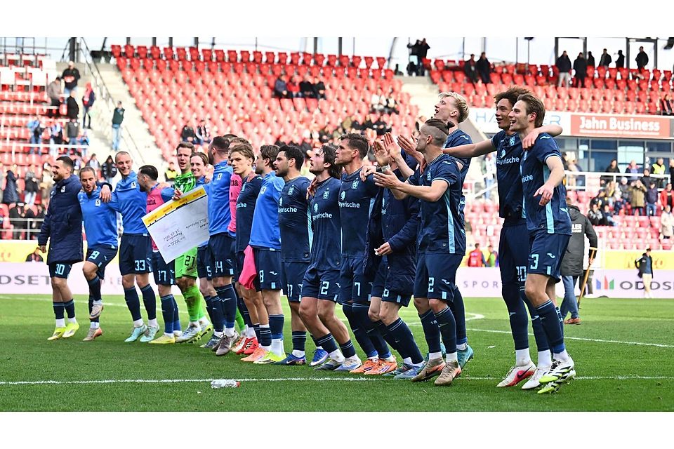 Der TSV 1860 feierte nach nervenaufreibenden 90 Minuten in Regensburg ausgiebig den Finaleinzug.