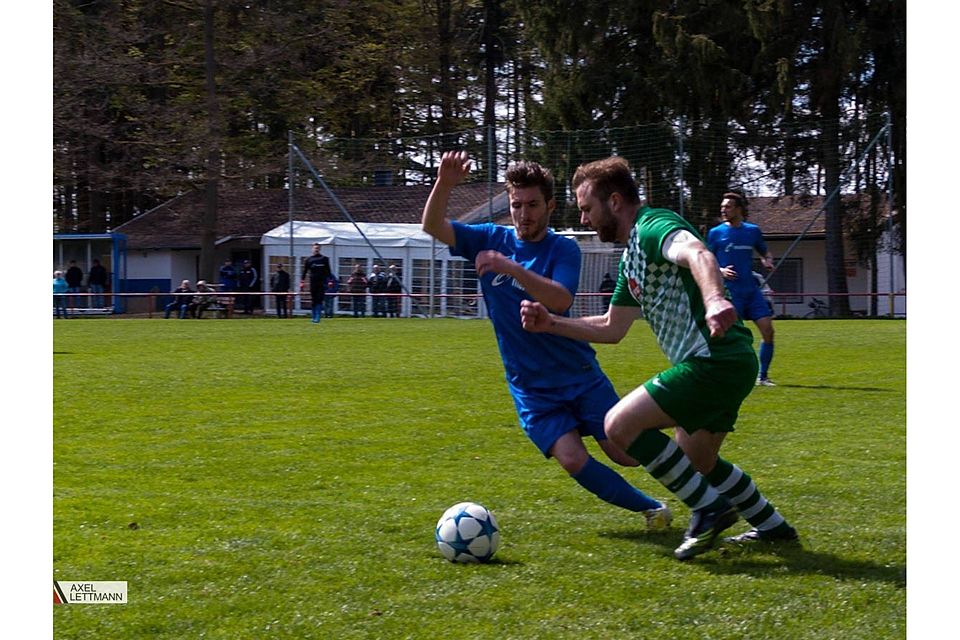 Limbach (blau) erkämpfte sich ein 3:3 gegen Wallufs Zweite. Archivbild: Lettmann