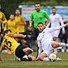 Der Wyhler Andreas Fischbach (links) geht in dieser Szene mit Sandro Knab, dem Doppeltorschützen des SV 08 Laufenburg, ins Bodenduell. 