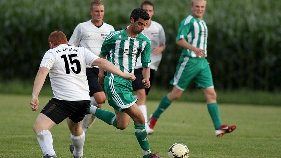 Öner Birdir (am Ball) führt den FC Harburg als Spielertrainer in die neue Saison der AK Landau