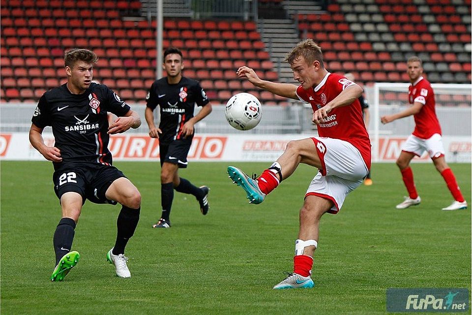 Daniel Bohl (r.) im Spiel gegen die Würzburger Kickers. Foto: Frank Scheuring