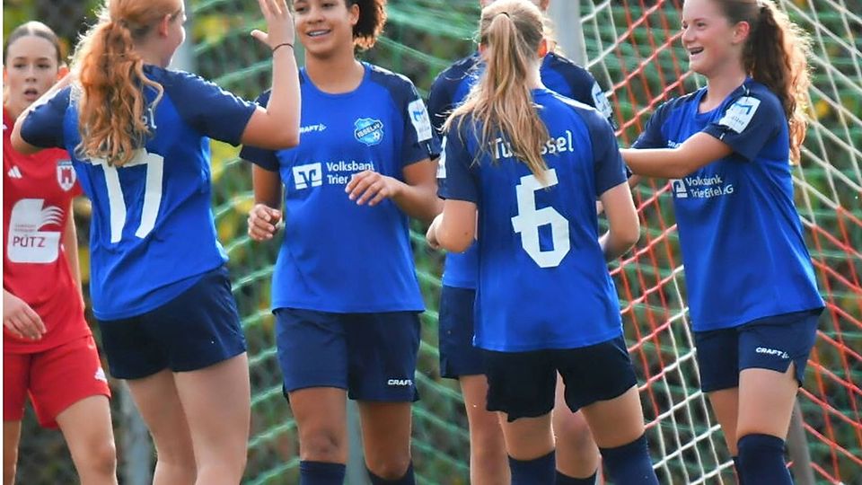 Hauptsache gewonnen: Doppeltorschützin Thalida Olayo (2.v.l.) und Issels B-Juniorinnen setzten sich mit 3:2 in Bitburg durch.