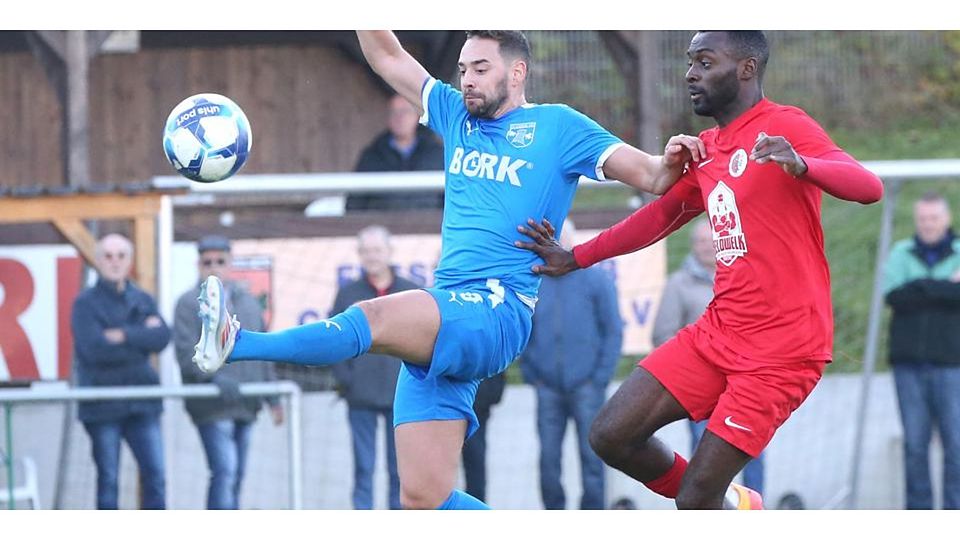 Akrobatisch versucht Cleebergs Dominik Trivilino (l.) vor Okriftels Joel Sintieu an den Ball zu kommen. Akrobatisch versucht Cleebergs Dominik Trivilino (l.) vor Okriftels Joel Sintieu an den Ball zu kommen. © Steffen Bär