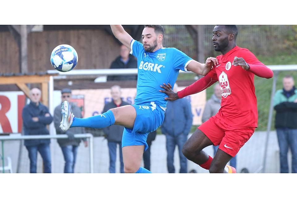 Akrobatisch versucht Cleebergs Dominik Trivilino (l.) vor Okriftels Joel Sintieu an den Ball zu kommen. Akrobatisch versucht Cleebergs Dominik Trivilino (l.) vor Okriftels Joel Sintieu an den Ball zu kommen. © Steffen Bär