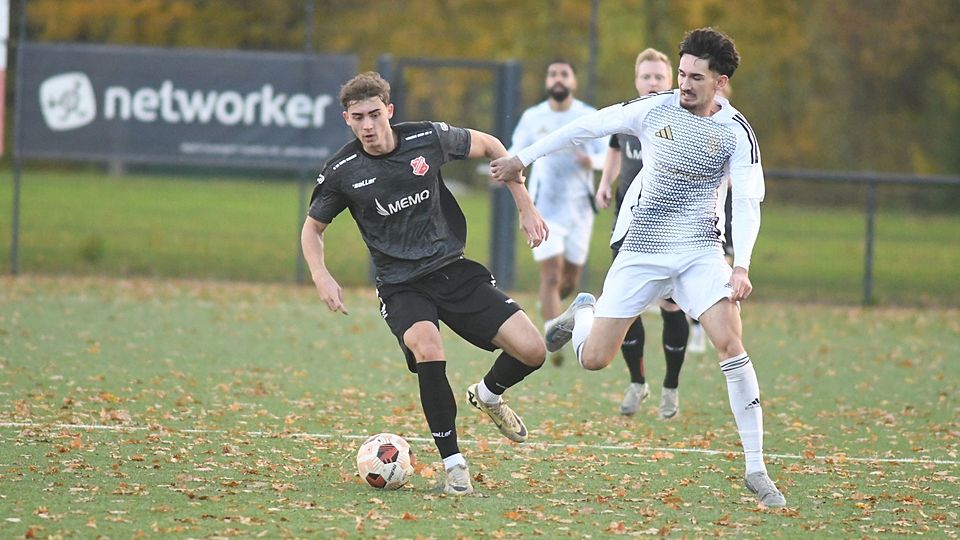 Das Spitzenspiel der Fußball-Bezirksliga 2 gewinnt Türkgücü Gütersloh (helle Trikots) in Steinhagen mit 2:1.