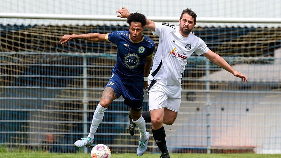 Hummetroths Brasilianer Mateus Dias behauptet den Ball gegen Vielbrunns Oguzhan Temur.	Foto: Joaquim Ferreira