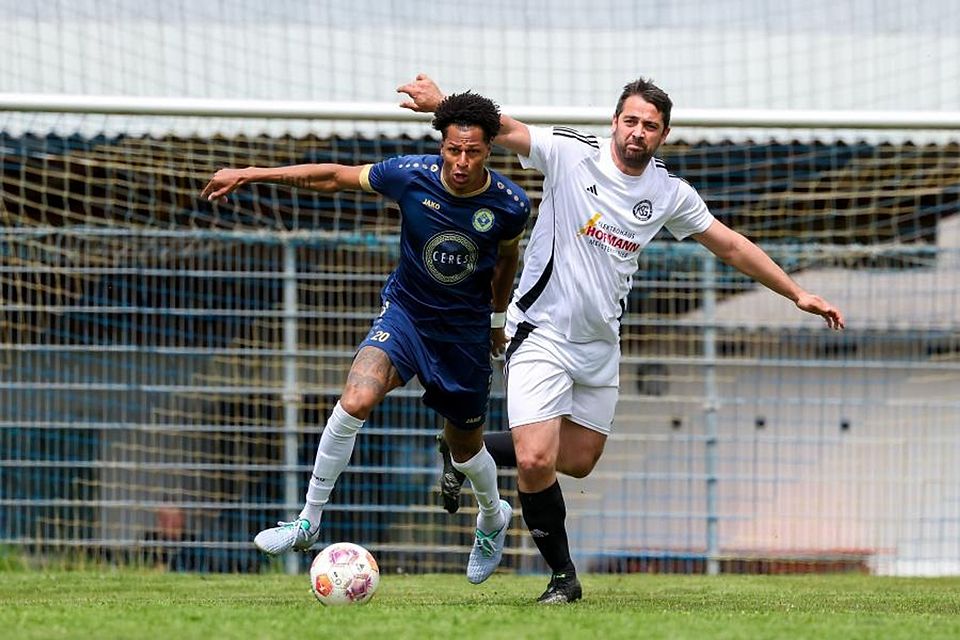 Hummetroths Brasilianer Mateus Dias behauptet den Ball gegen Vielbrunns Oguzhan Temur.	Foto: Joaquim Ferreira