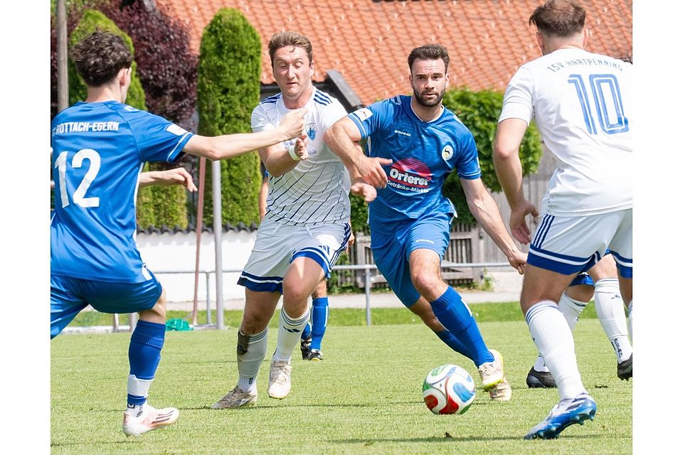 Risikoarmes Spiel: Wenige zwingende Torchancen ergaben sich in der Relegation zwischen dem TSV Hartpenning (weiß) und dem FC Rottach-Egern.
