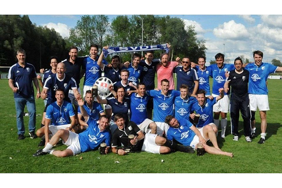 Nach dem Spiel gegen die SpVgg Deiningen feierte der SV Donaumünster-Erlingshofen die Meisterschaft und den Aufstieg. F.: Utz