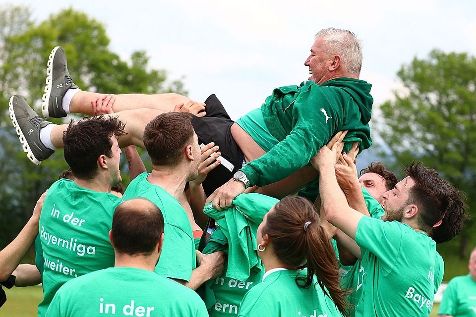 Die Spieler lassen ihren Meistertrainer hochleben: Helmut Zeiml führte den SV Fortuna erstmals in die Bayernliga.