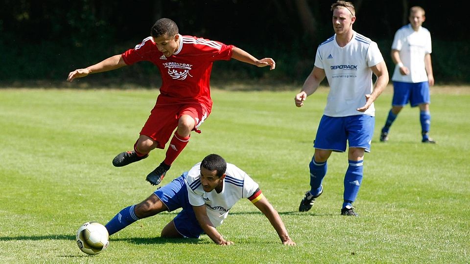 Dazwischen gegrätscht: SG-Kapitän Etienne Schönheim lässt seinen Gutenberger Gegenspieler über die Sense springen.