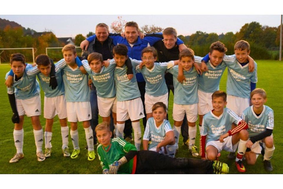 Die Trainer sind stolz auf ihre Buben. Foto: privat Die Trainer sind stolz auf ihre Buben. Foto: privat