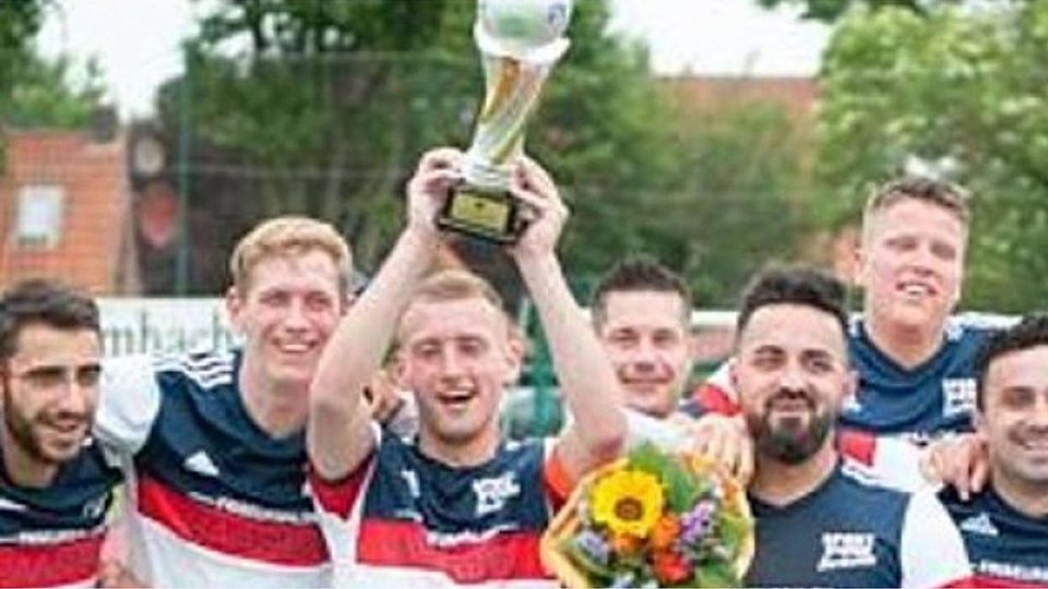 So sehen Kreispokalsieger aus: Die Fußballer des 1. FC Nordenham gewannen am Samstag das Endspiel in Elsfleth mit 4:1. Dennis Weiß