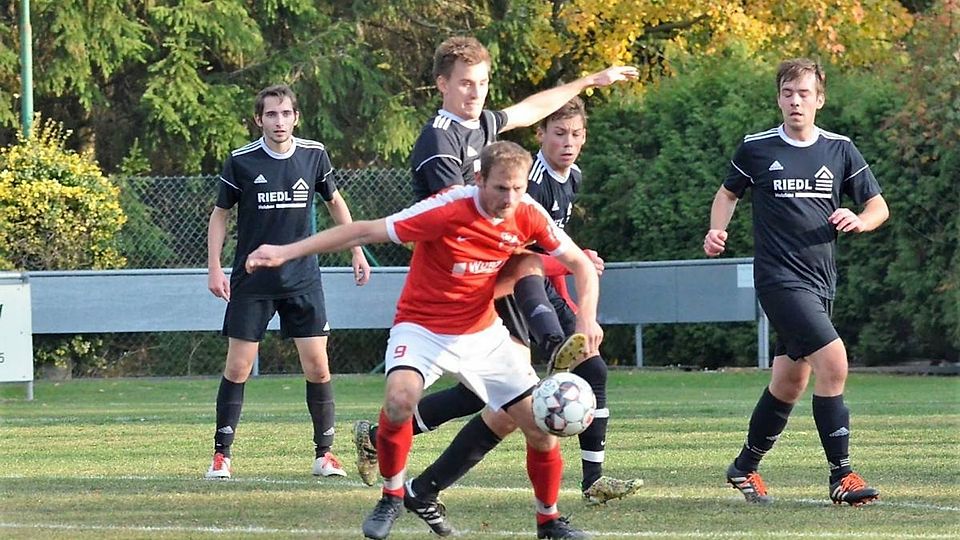 SpVgg Vohenstrauß II (in schwarz) gegen die DJK Irchenrieth (rotes Trikot) lautet das Spitzenspiel der Runde 5 in der Kreisklasse Ost. Unser Bild stammt von einem Aufeinandertreffen im Jahr 2018.