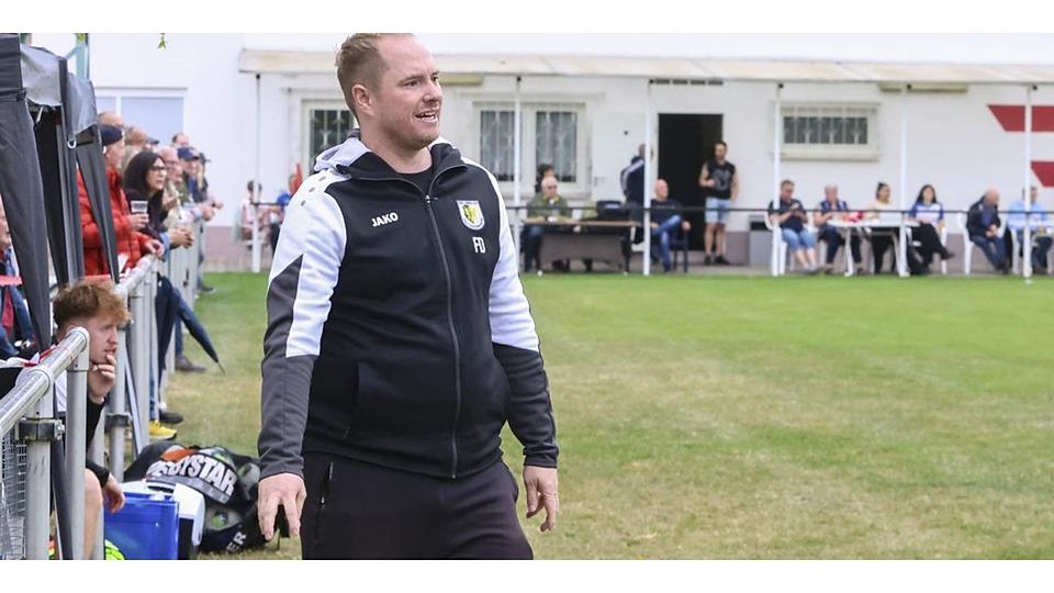 Emotional und aufbrausend an der Seitenlinie, in sich ruhend daneben: Gau-Odernheim-Trainer Florian Diel. Archivfoto: Andreas Stumpf/pakalski-press
