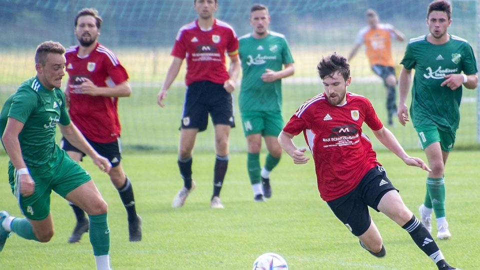 Vorne etablieren will sich die DJK Darching (in Rot Hans Schlagbauer) beim Spiel gegen Aying/Helfendorf.