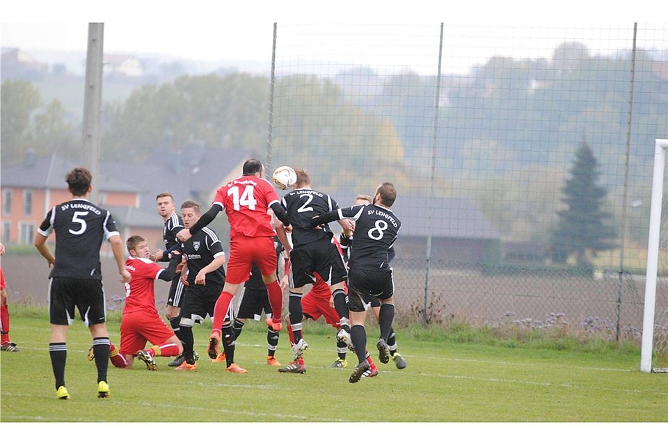 Beim Tabellenfünften hielt das Abwehrbollwerk von Schlusslicht Lengfeld (in schwarz); das 0:0 gibt Mut.  Archivfoto: Stöcker
