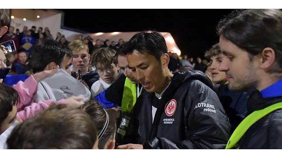 Ist es gewohnt, Autogramme zu schreiben. Egal, ob in Marburg oder wie hier bei einem Spiele mit der Traditionsmannschaft von Eintracht Frankfurt: Ex-Profi Makoto Hasebe. (Archivfoto) © Dagmar Jährling