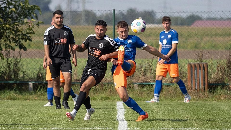 Hoch das Bein, diesmal vergeblich durch Fabian Heinzl und den TSV.