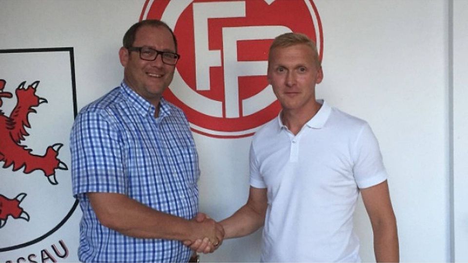 Passaus Vorstand Alexander Wösner (li.) begrüßt den neuen Sportdirektor Mario Tanzer  Foto: FCP