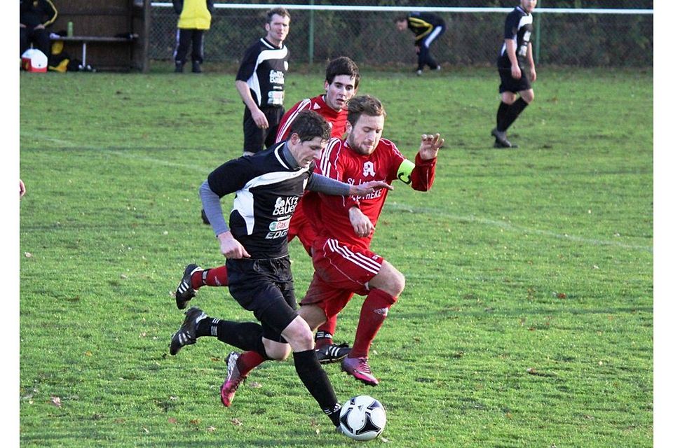 Der SV Sorghof (re. im Spiel gegen den SV Kulmain) testet fleißig. F: Willi Ertl