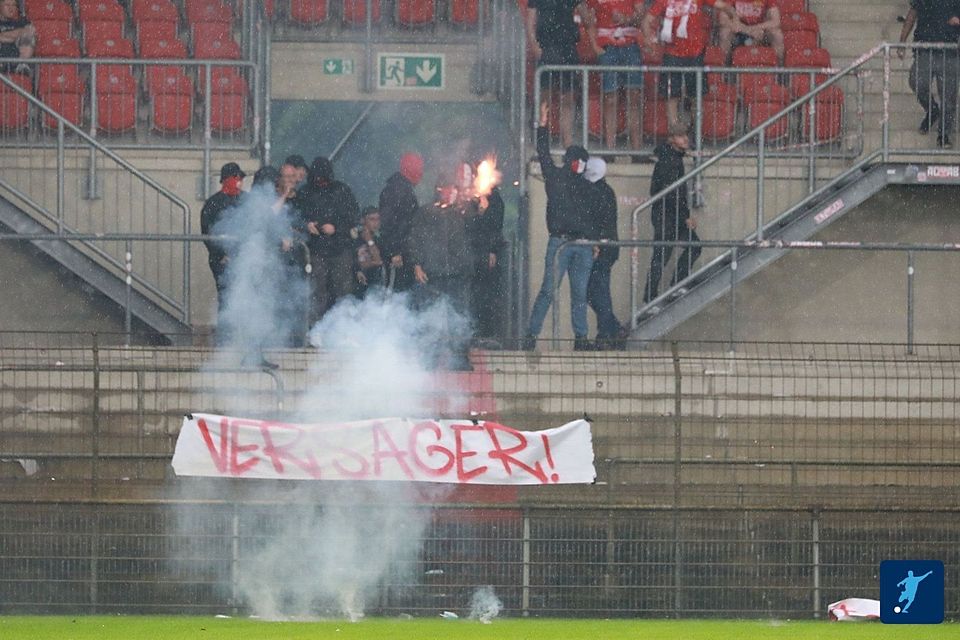 Nach dem besiegelten Abstieg am letzten Oberliga-Spieltag brannten bei Anhängern die Sicherungen durch.