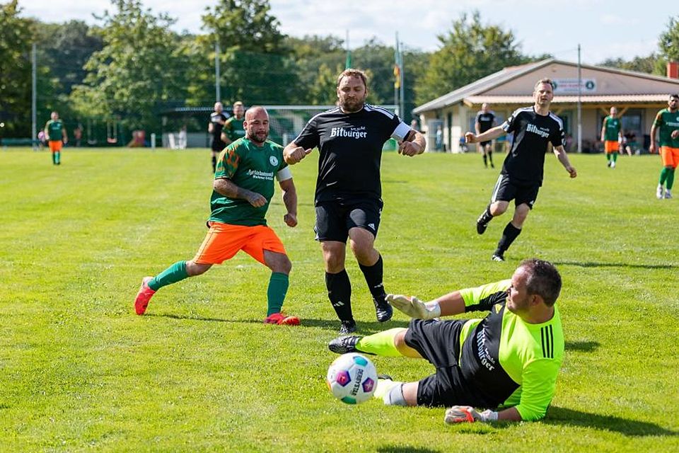 Patrick Steinmetz (orangene Shorts) und die Fußballer von Fichte Bechenheim machen derzeit viel Freude. Der Dorffußball in dem 400-Einwohner-Ort lebt seit anderthalb Jahren wieder auf.	Foto: Carsten Selak/pakalski-press