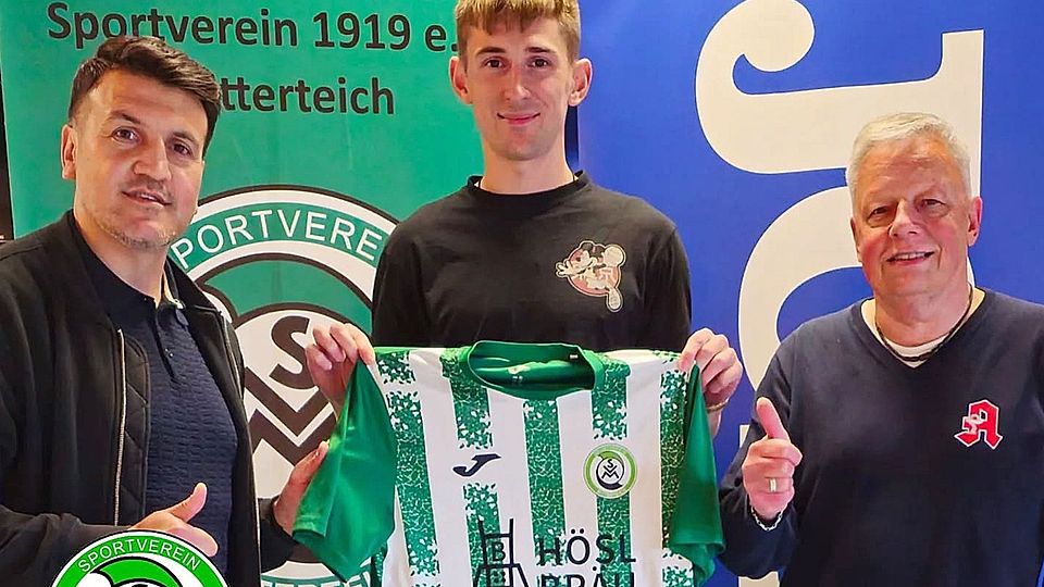 Daumen hoch: Mitterteichs neuer Trainer Mohammad Tamo (links) und Vorstand Roland Eckert (rechts) freuen sich auf Neuzugang Sandor Balogh.
