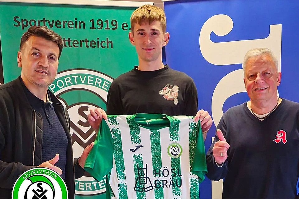 Daumen hoch: Mitterteichs neuer Trainer Mohammad Tamo (links) und Vorstand Roland Eckert (rechts) freuen sich auf Neuzugang Sandor Balogh.