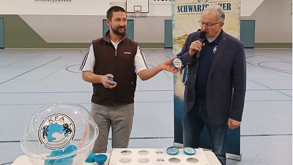  Für die Ziehung der Paarungen zeichnete sich Hildburghausens Bürgermeister Patrick Hammerschmidt (links) verantwortlich.