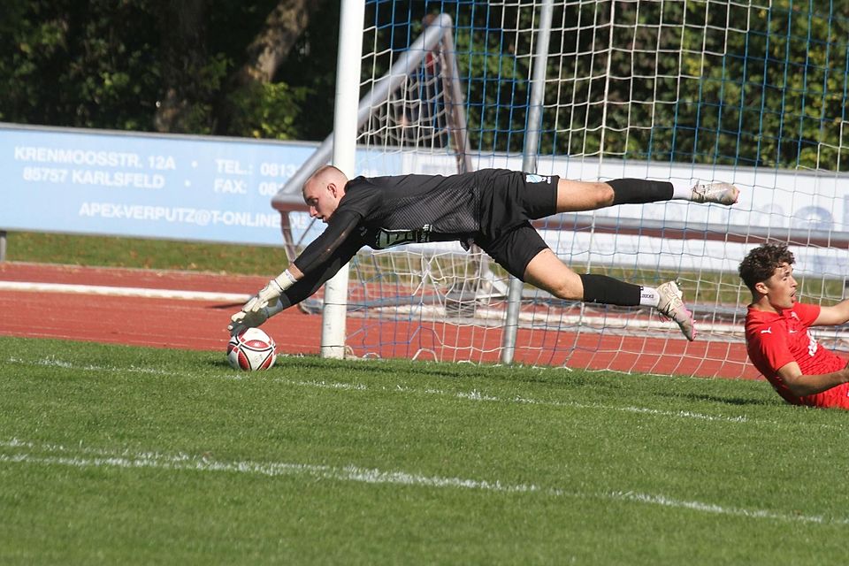 Musste verletzt raus: Eintracht-Keeper Julian Kirr.