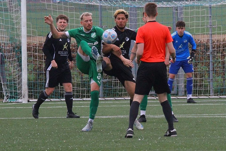 Czichi (grünes Trikot) ist für Uevekoven und in der Icon League aktiv. Czichi (grünes Trikot) ist für Uevekoven und in der Icon League aktiv.