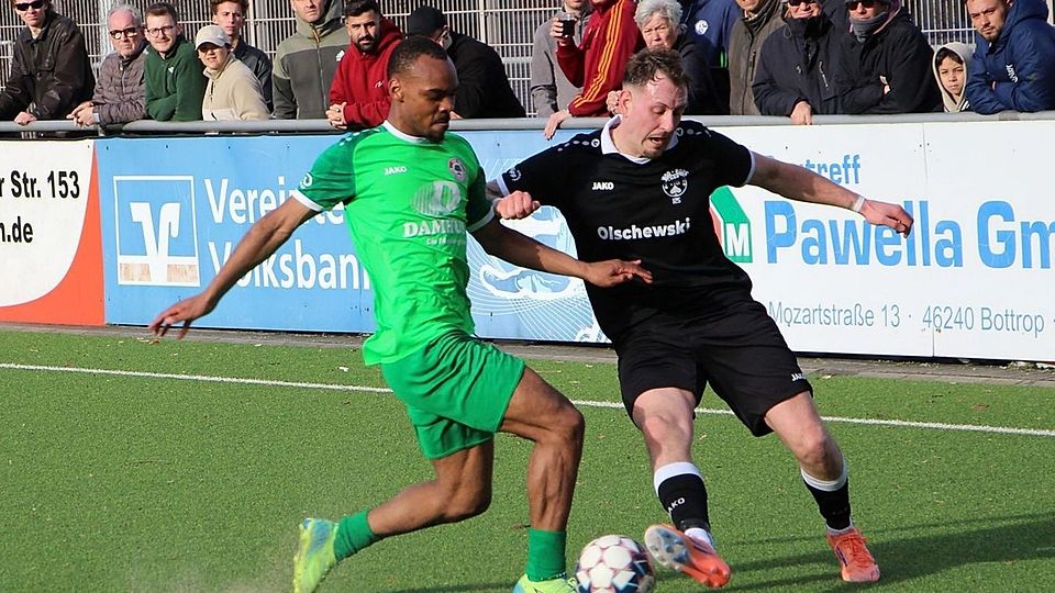 Der SC Rellinghausen in Grün hatte am Ende gegen den VfB Bottrop in schwarzen Trikots die Nase vorne.