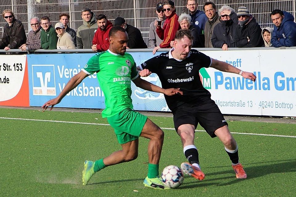 Der SC Rellinghausen in Grün hatte am Ende gegen den VfB Bottrop in schwarzen Trikots die Nase vorne. Der SC Rellinghausen in Grün hatte am Ende gegen den VfB Bottrop in schwarzen Trikots die Nase vorne.