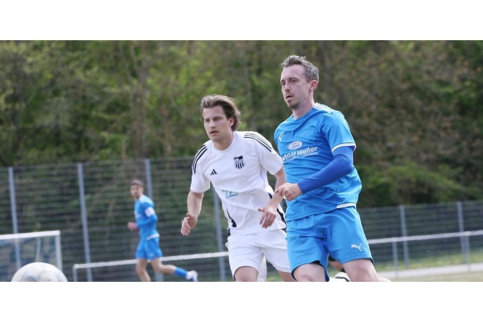 In der Fußball-A-Liga Wetzlar kommt Johannes Gierhardt (l.) mit dem VfB Aßlar beim RSV Büblingshausen II um Tim Eckhard heftig unter die Räder. Der Tabellenführer verliert mit 1:6. © Steffen Baer 