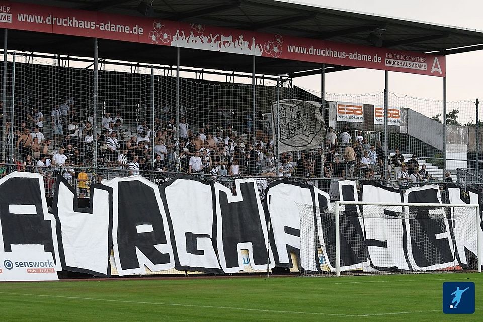 Knapp 2.400 Zuschauer waren ins flatbuy-Stadion an der Liebigstraße gekommen, um den SV Wacker gegen den FC Bayern II zu sehen. Knapp 2.400 Zuschauer waren ins flatbuy-Stadion an der Liebigstraße gekommen, um den SV Wacker gegen den FC Bayern II zu sehen.