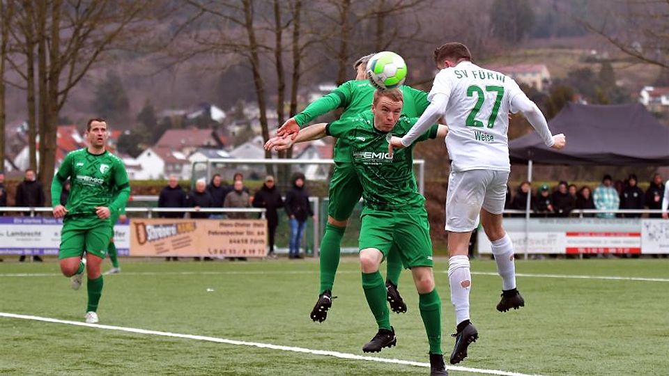 Leon Weise (in weiß) hatte die beste Torchance für den SV Fürth im Derby gegen den SV Lörzenbach (Alexander Ripper, Tobias Ferch), nutzt sie aber nicht, und so verloren die Fürther mit 0:2.