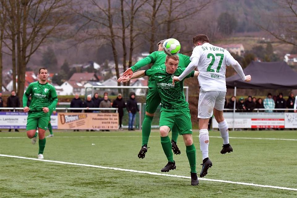 Leon Weise (in weiß) hatte die beste Torchance für den SV Fürth im Derby gegen den SV Lörzenbach (Alexander Ripper, Tobias Ferch), nutzt sie aber nicht, und so verloren die Fürther mit 0:2.