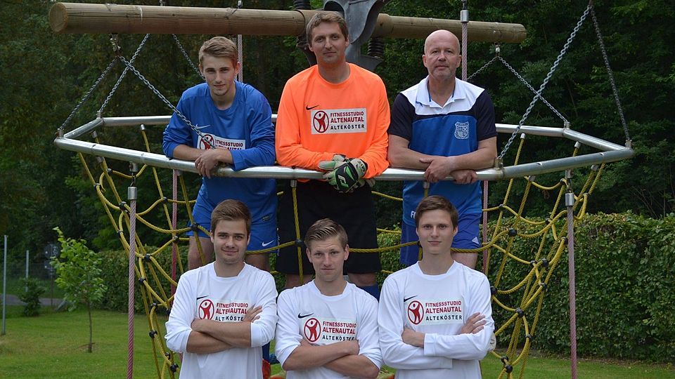 Die Neuen des SV Atteln: (o.v.l.) Daniel Quinte, Kevin Lauhoff, Trainer Frank Ewert, (u.v.l.) Andre Rosenkranz, Matthias Lüken und Andre Spottke.